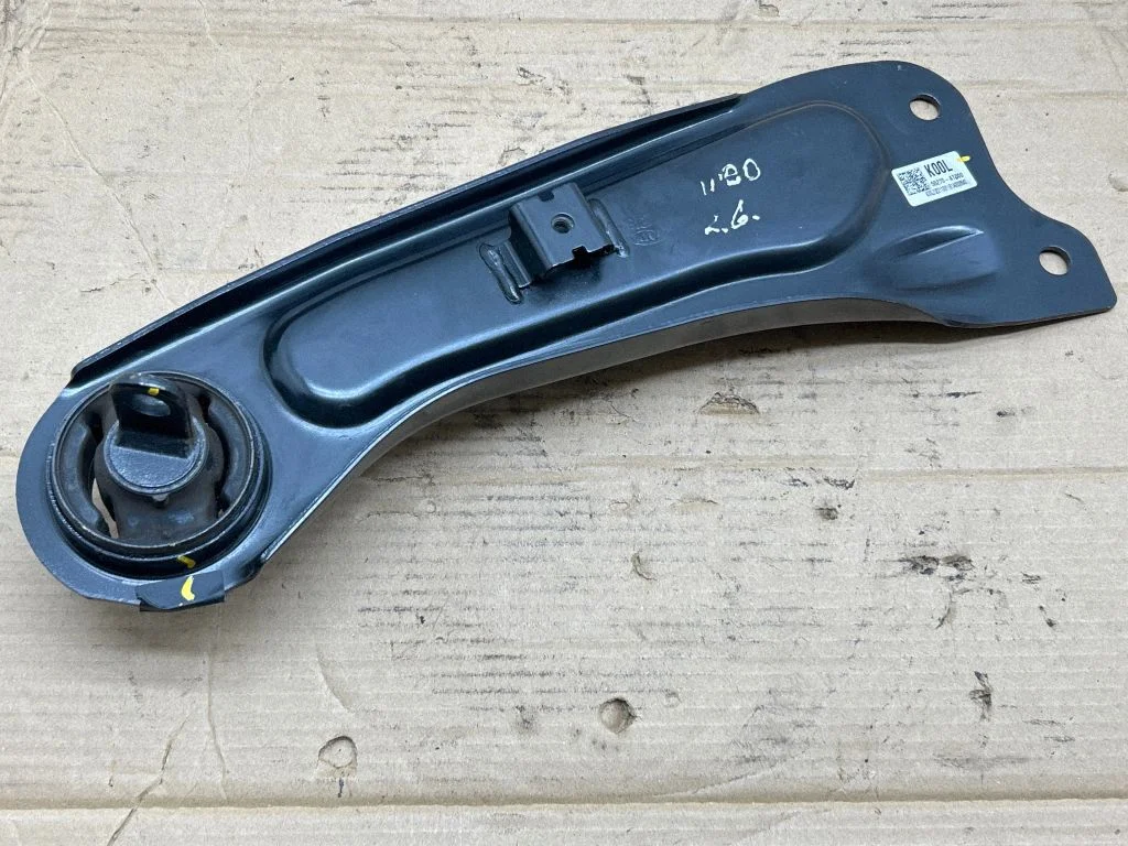 Rear control arm 55270AT000