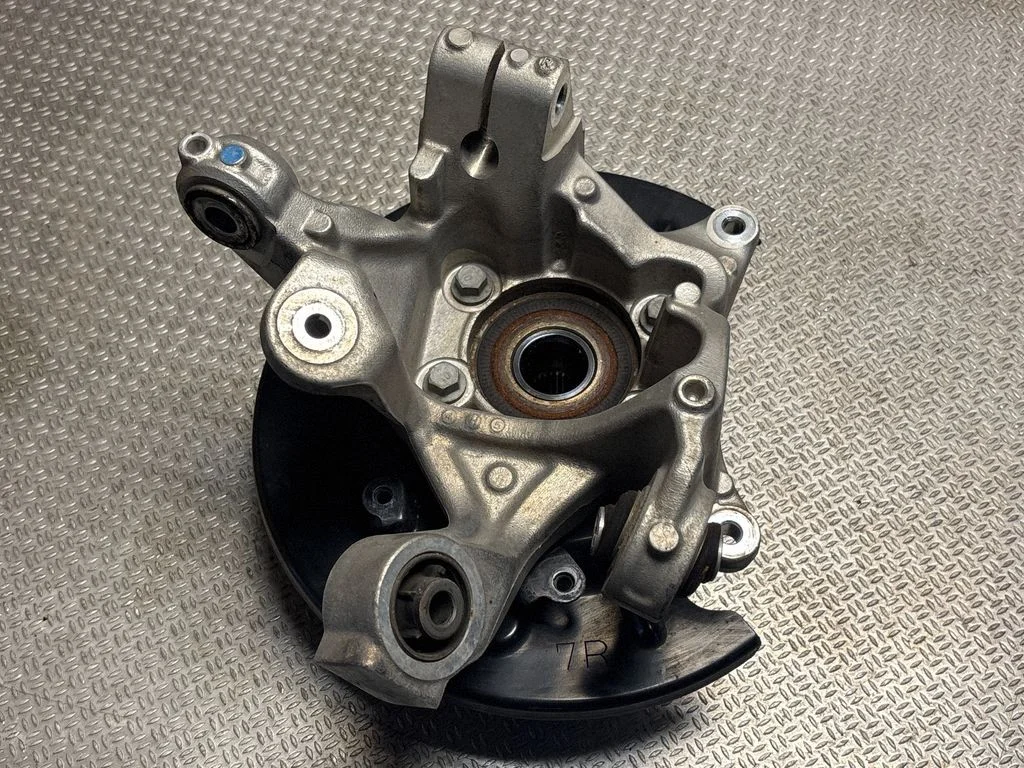 Rear wheel hub – rear right