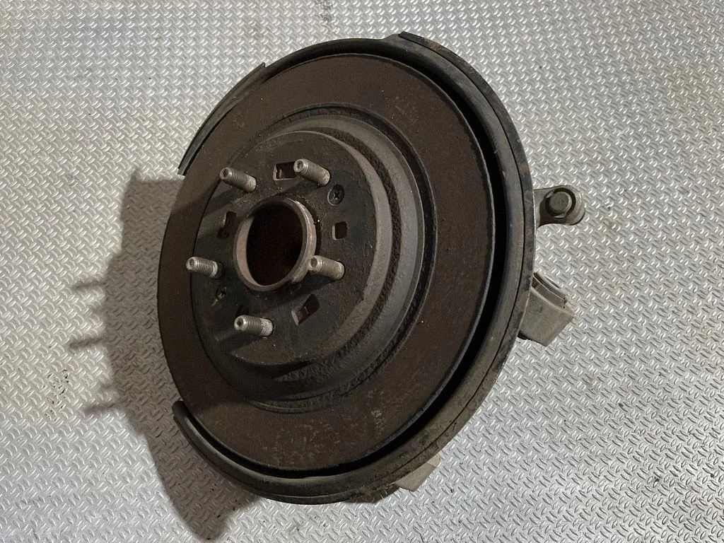 Rear wheel hub – rear right