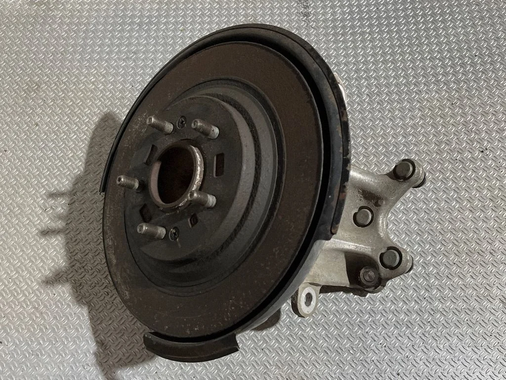 Rear wheel hub – rear left