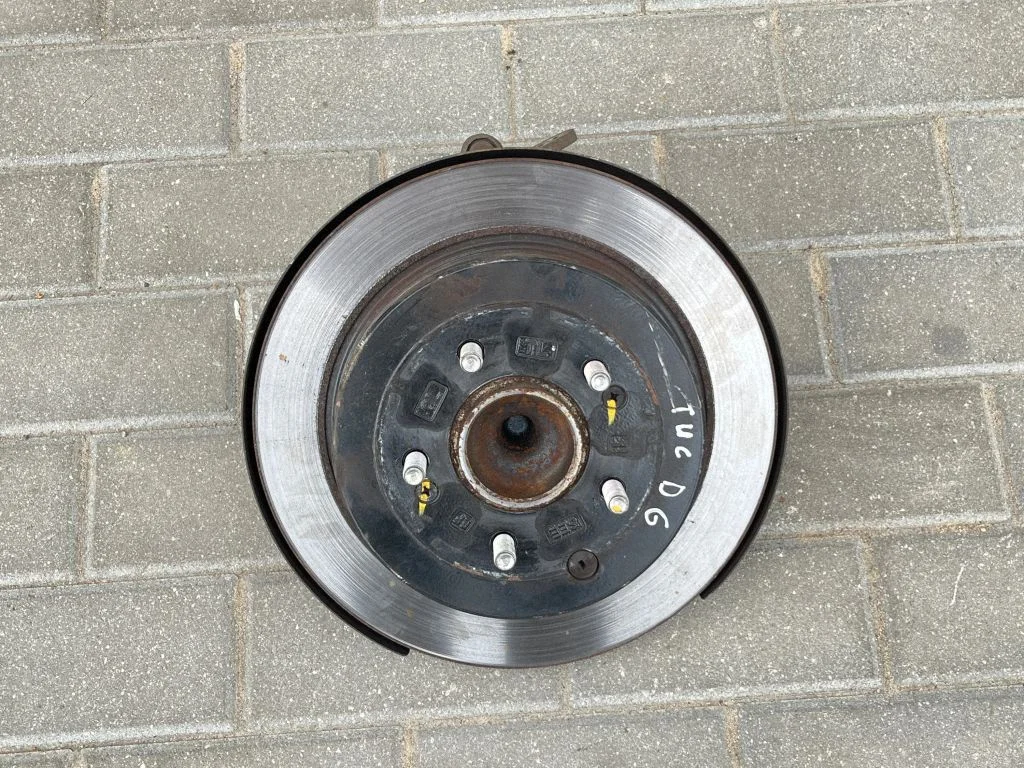 Rear wheel hub – rear right