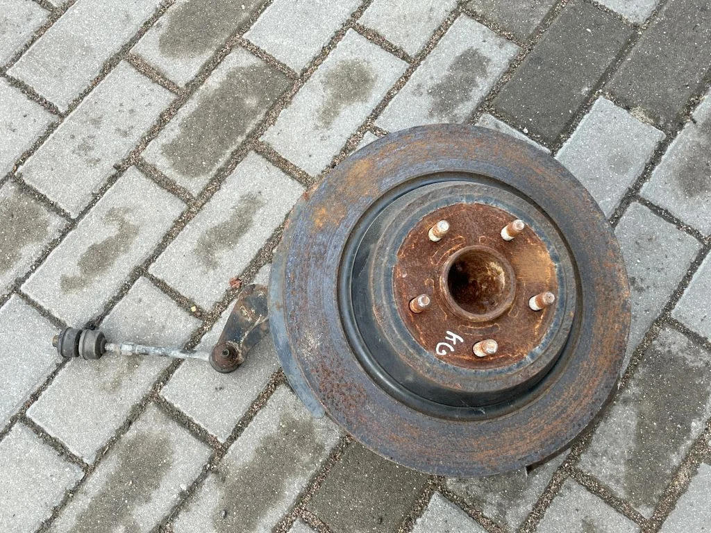 Rear wheel hub – rear left