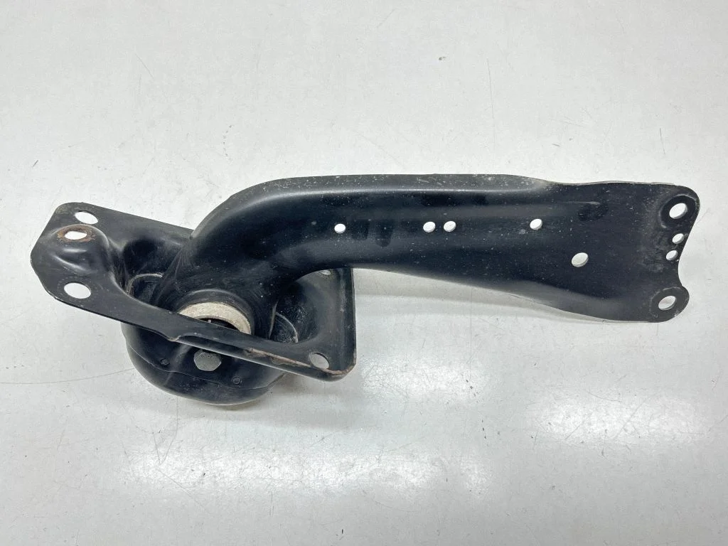 Tagumine ülemine õõtshoob 5Q0505226G