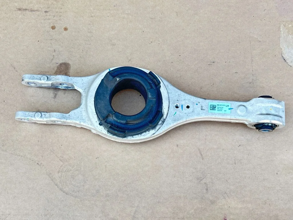 Tagumine ülemine õõtshoob 55210GI100