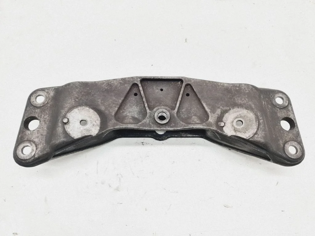 Gearbox mounting bracket 6759680