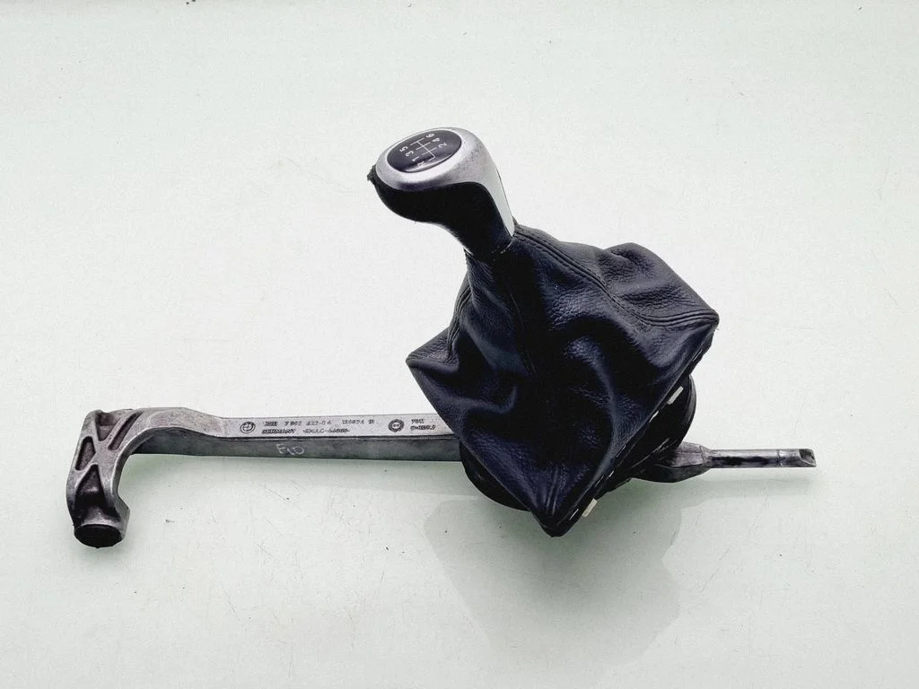 Gear selector mechanism 7592422