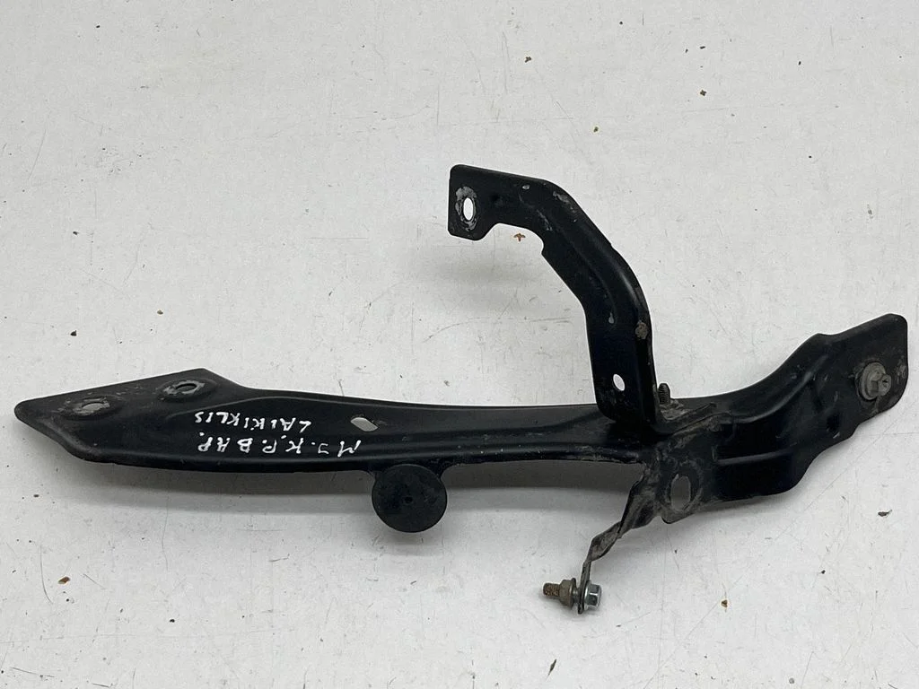 Front bumper mounting bracket 631418995R