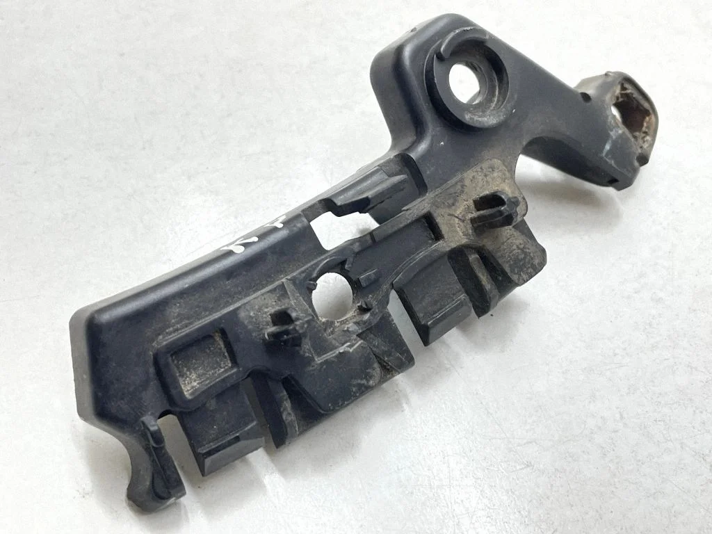 Priekšējā bampera turētājs 620940001R