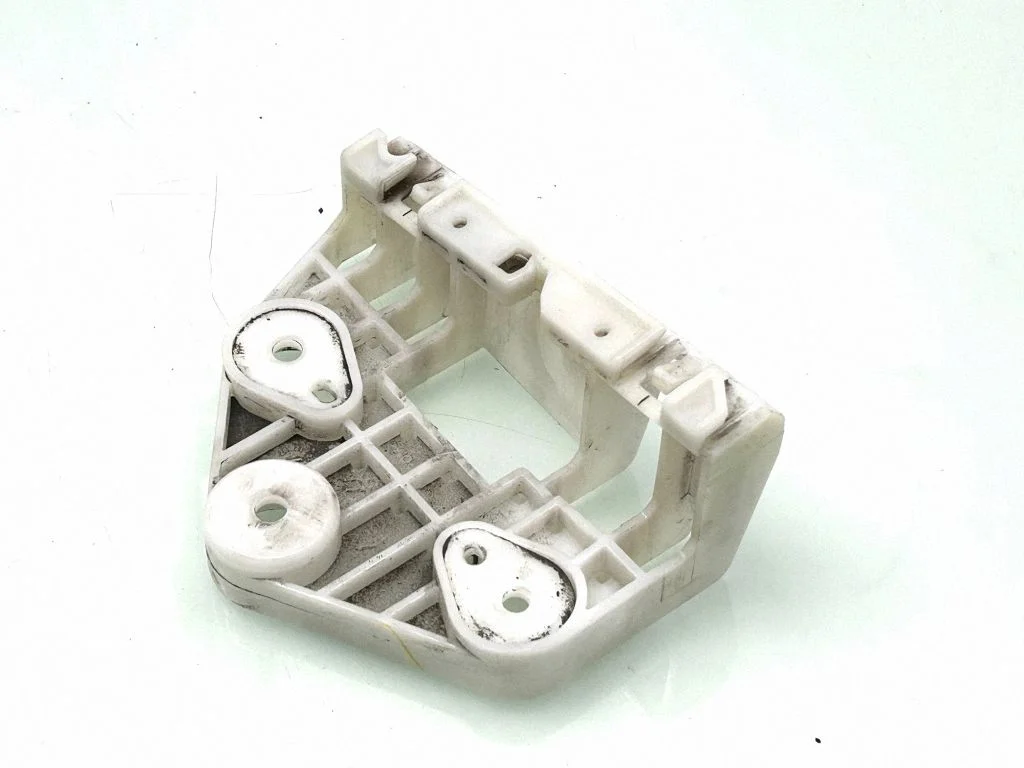Priekšējā bampera turētājs 2568704300