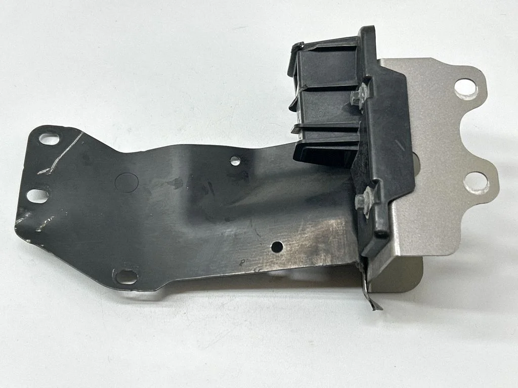 Front bumper mounting bracket 31353764