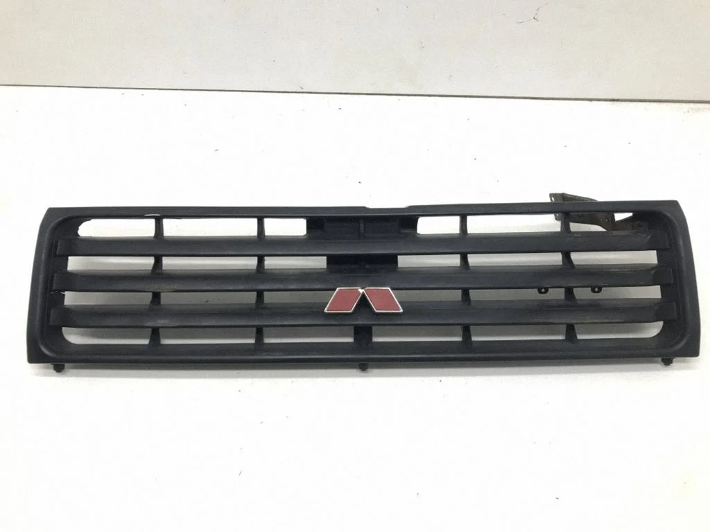 Atrapa górna (grill) – Mitsubishi Pajero Sport I (1996-2008)