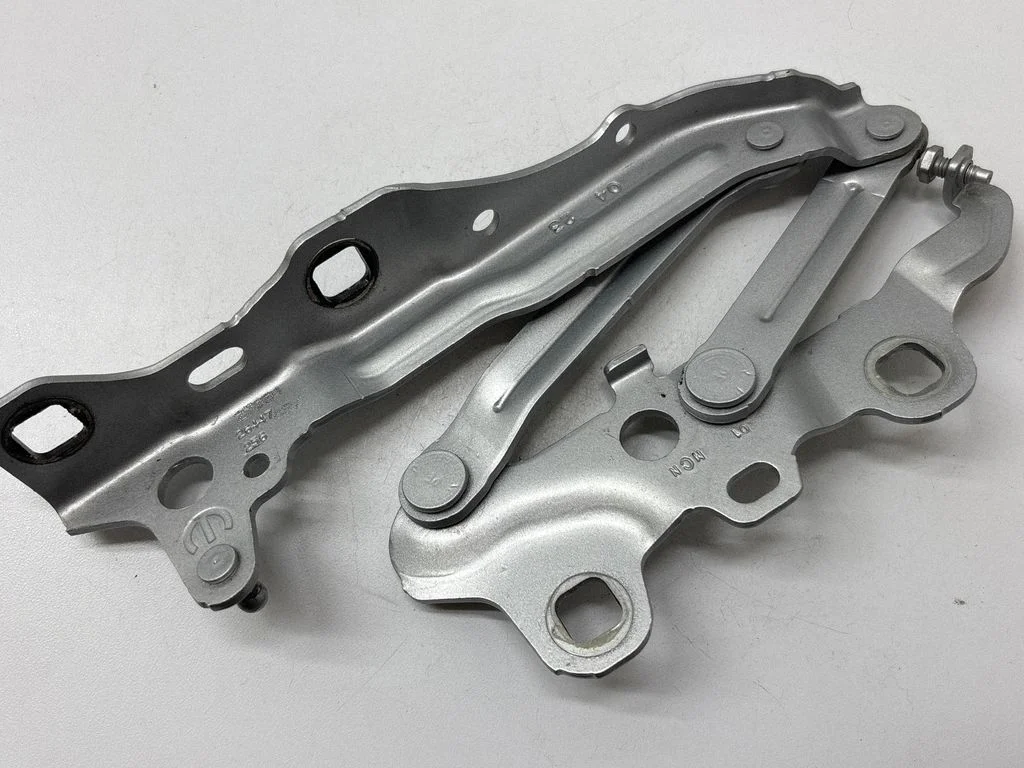 Motora pārsega eņģe (-es) 68370256AB