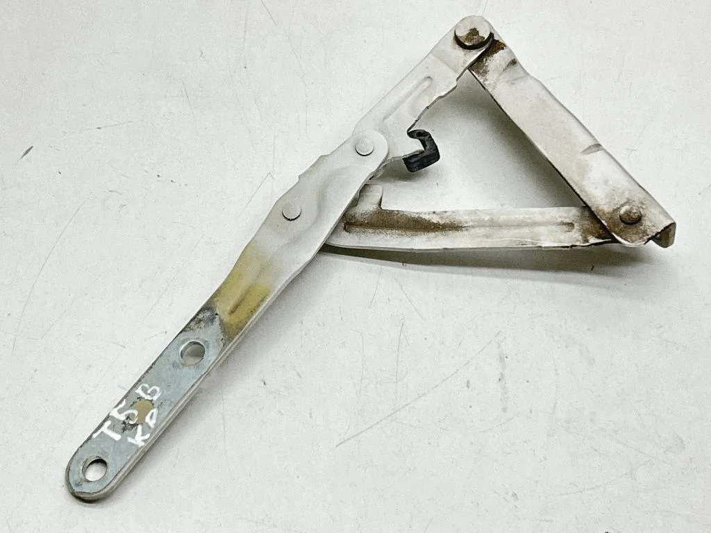 Engine bonnet/hood hinges 7H0823301D