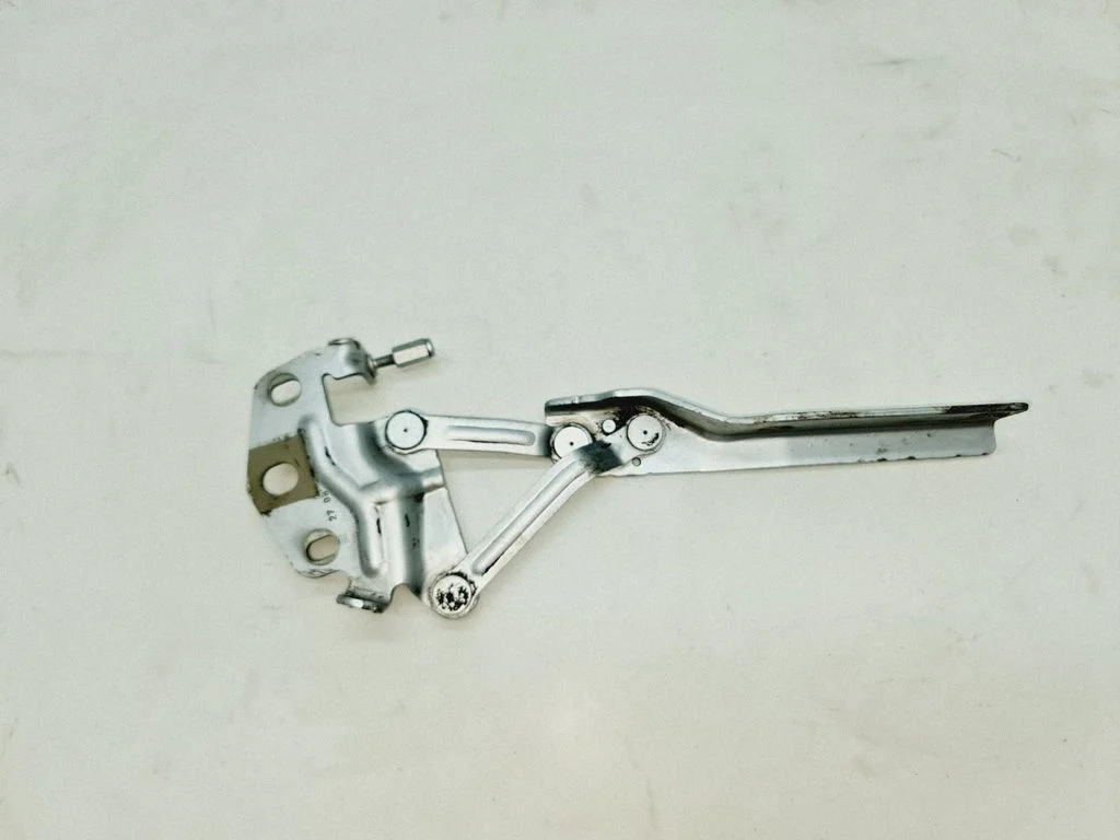 Motora pārsega eņģe (-es) 3C0823301D