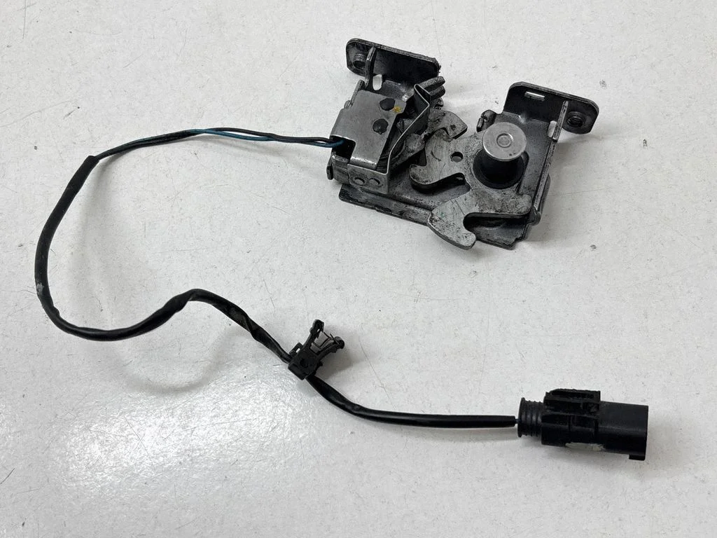 Motora pārsega slēdzene 51232753419