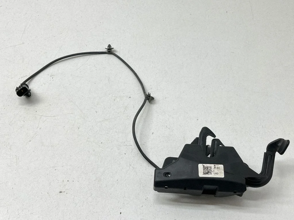 Engine bonnet/hood lock/catch – front