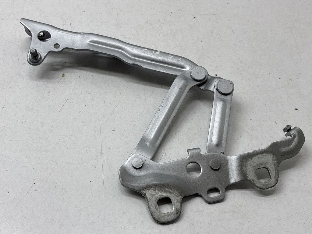 Motora pārsega eņģe (-es) 68370257AB