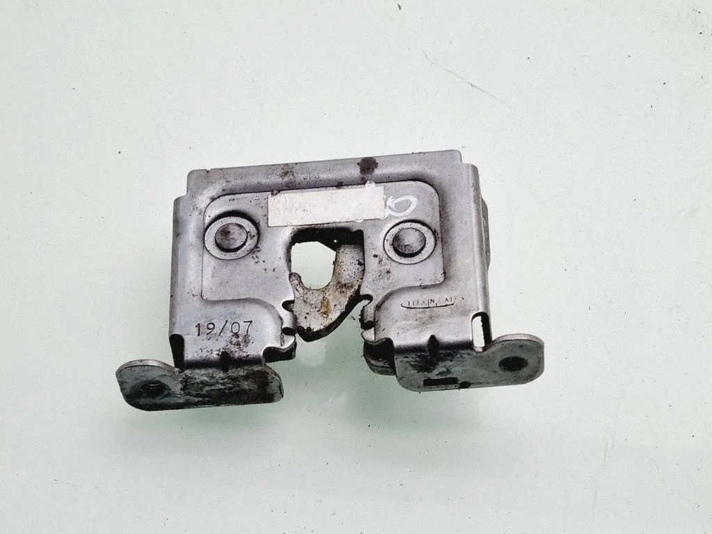 Engine bonnet/hood lock/catch – front left