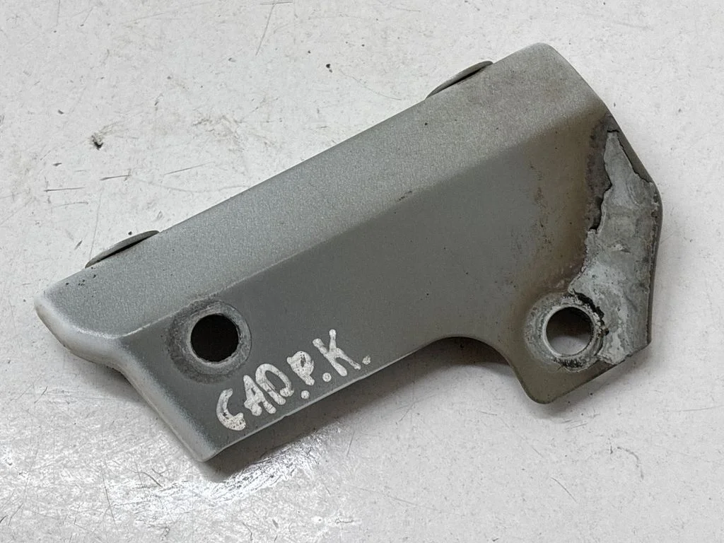 Fender mounting bracket 1T0810333A