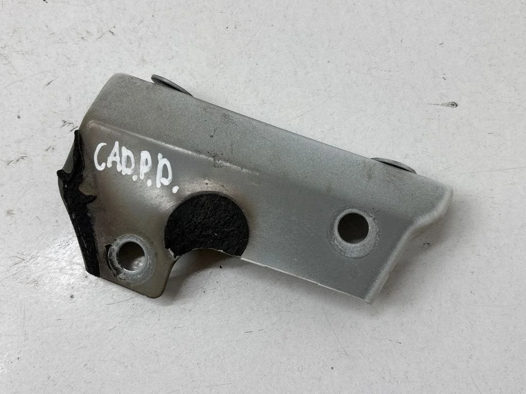 Fender mounting bracket 1T0810334A