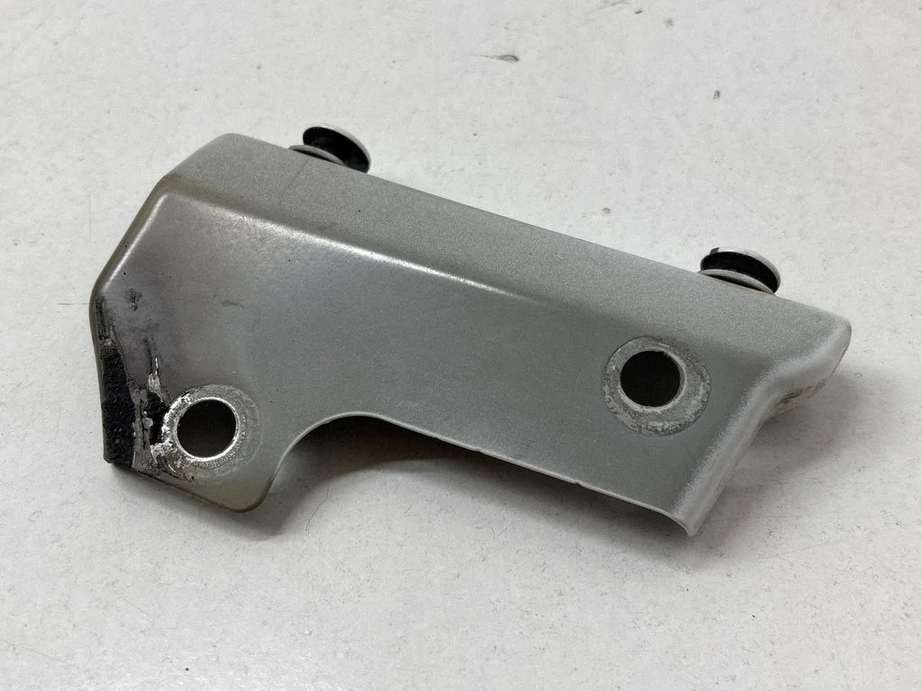 Fender mounting bracket 1T0810334A