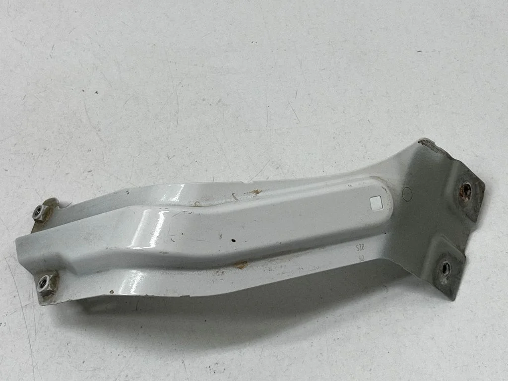 Fender mounting bracket – front right