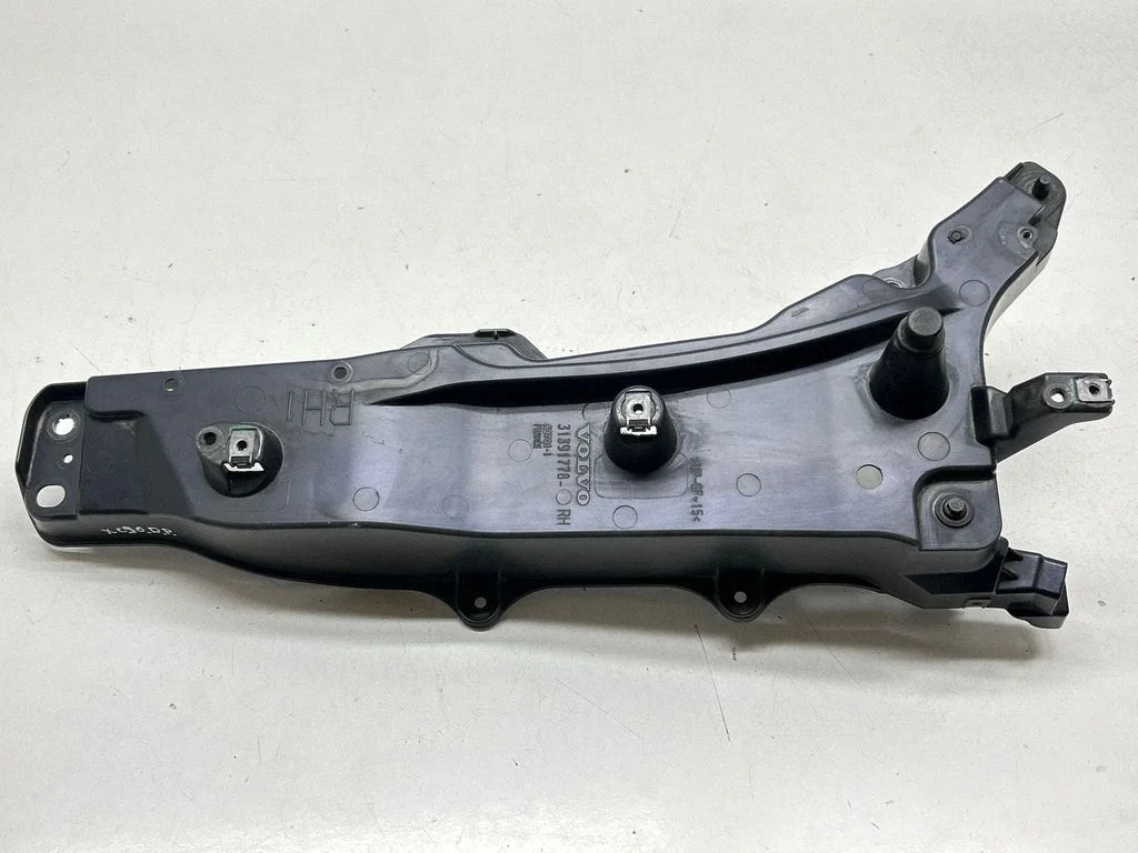 Fender mounting bracket 31391778