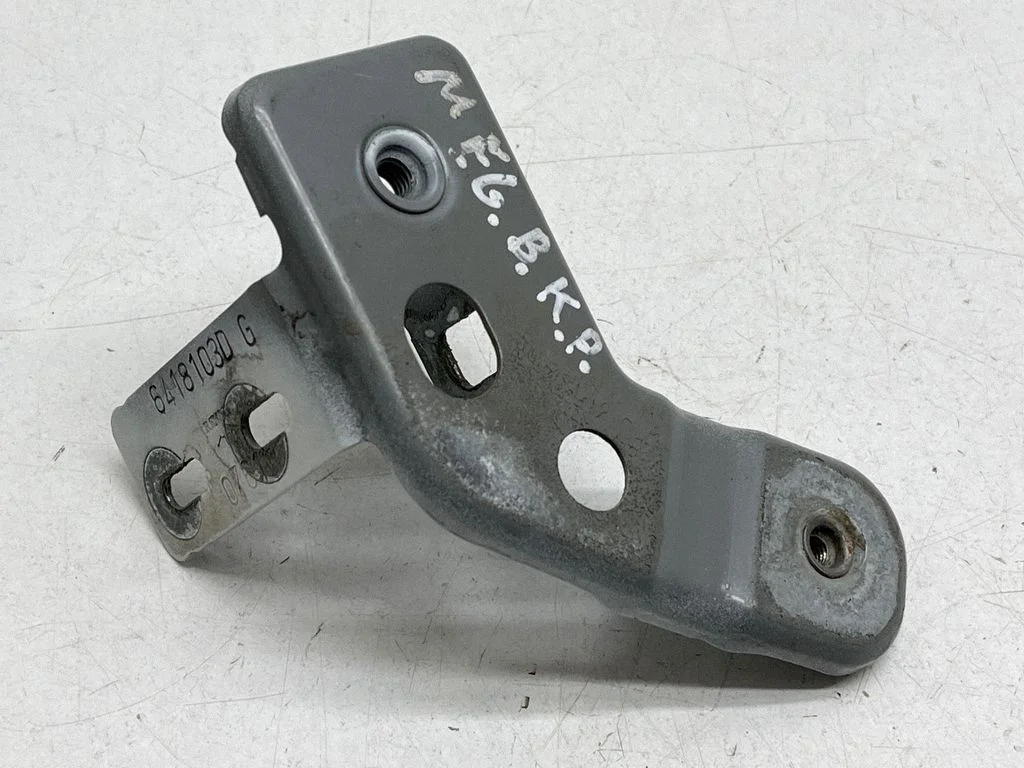 Fender mounting bracket 6418103D