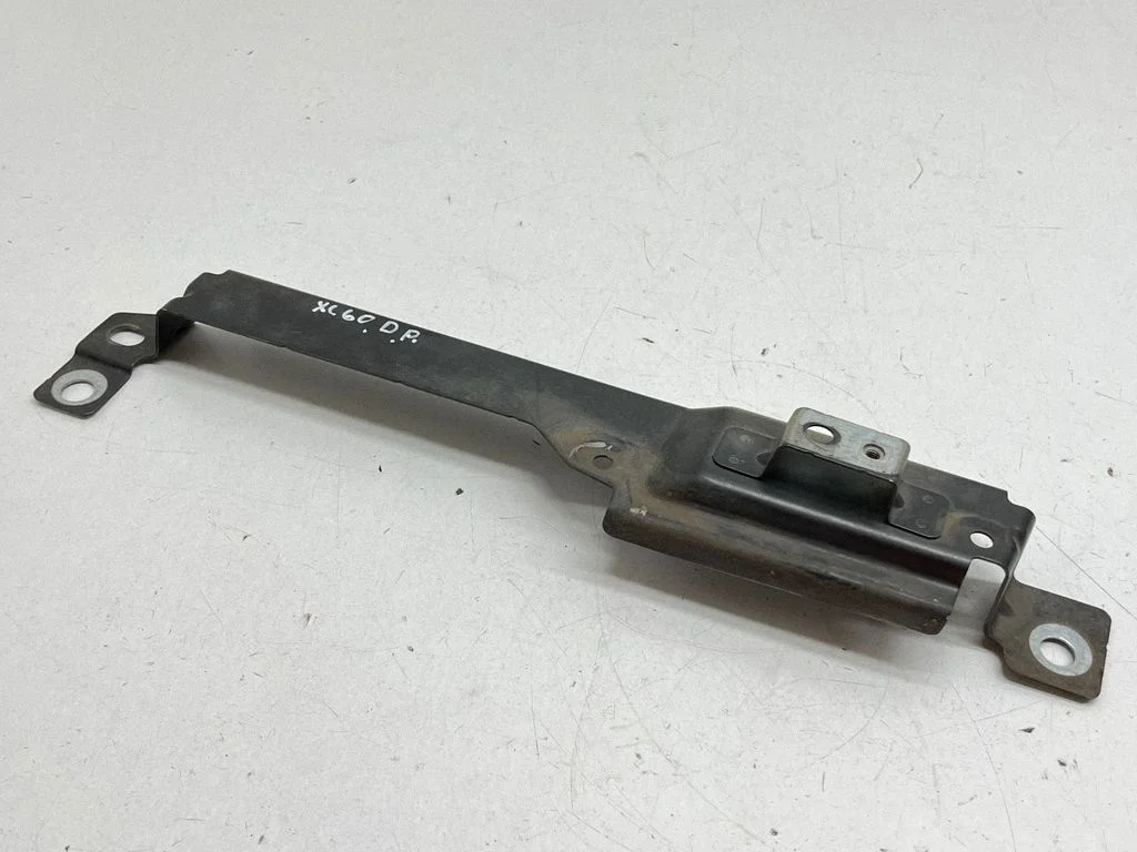Fender mounting bracket 31424581