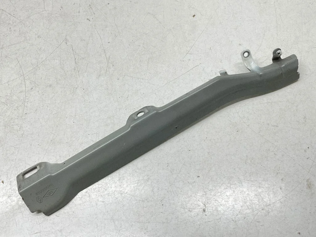 Fender mounting bracket 631220874R