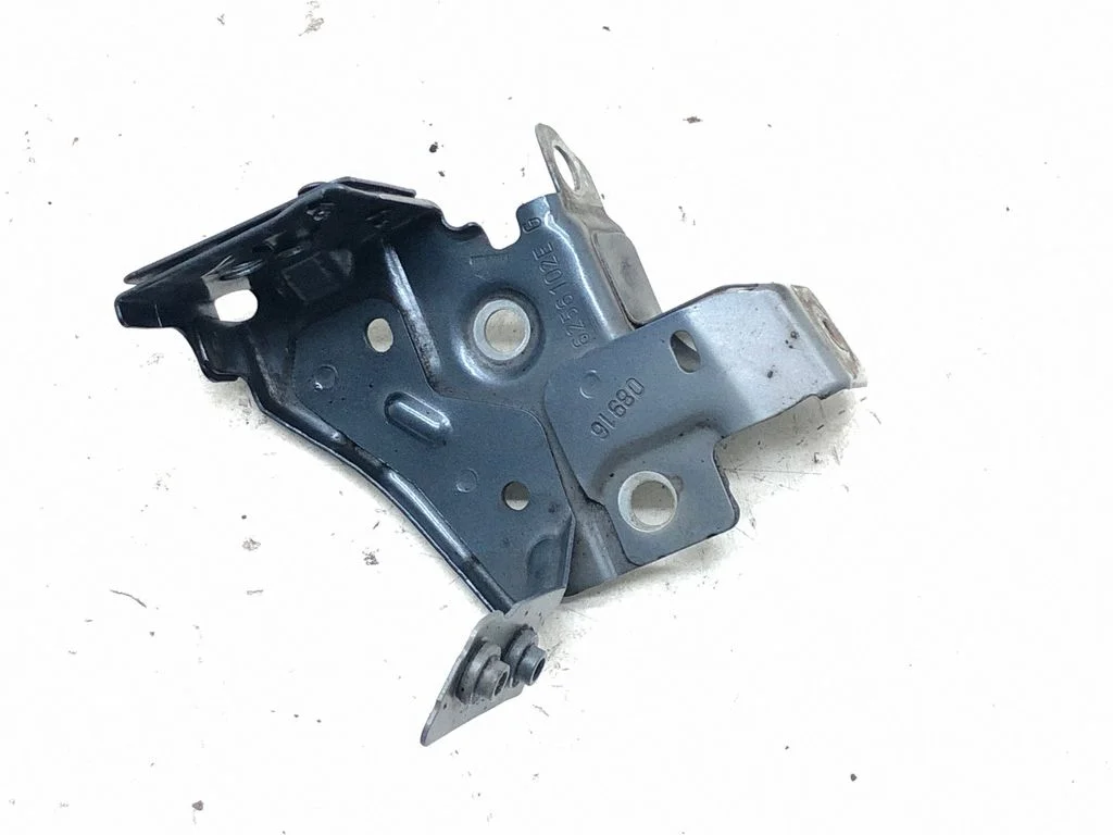 Fender mounting bracket 6256102E