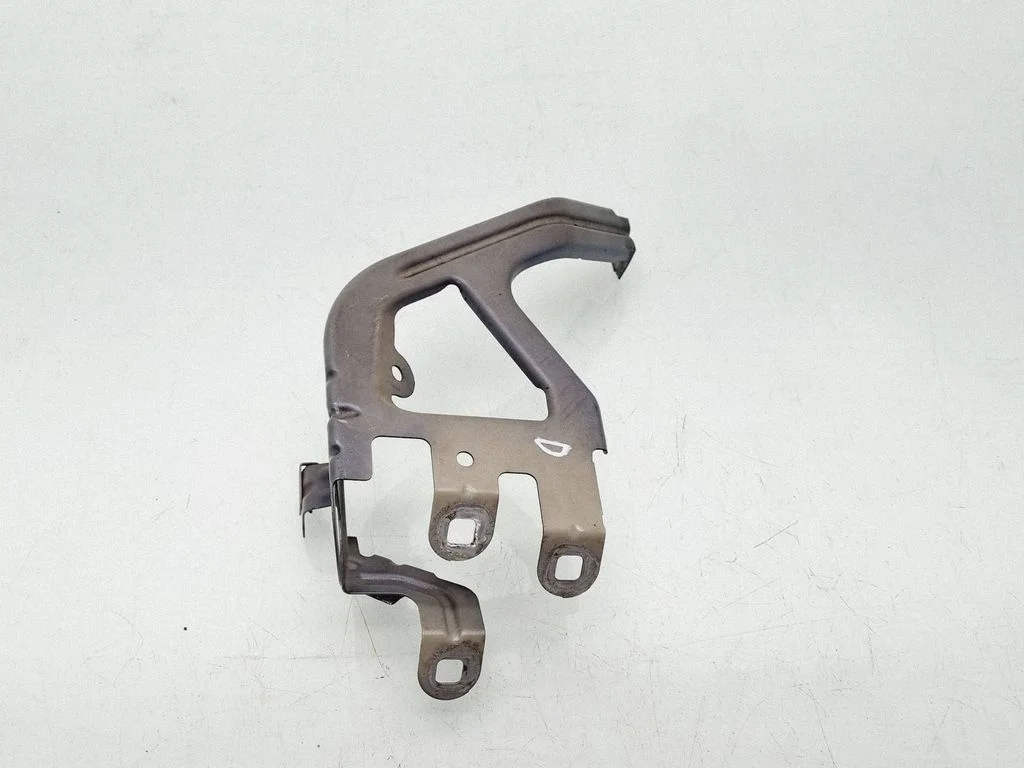 Fender mounting bracket – front right