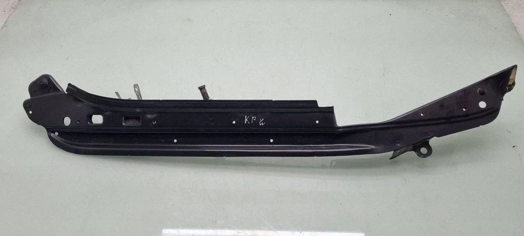 Fender mounting bracket 7L6805919B