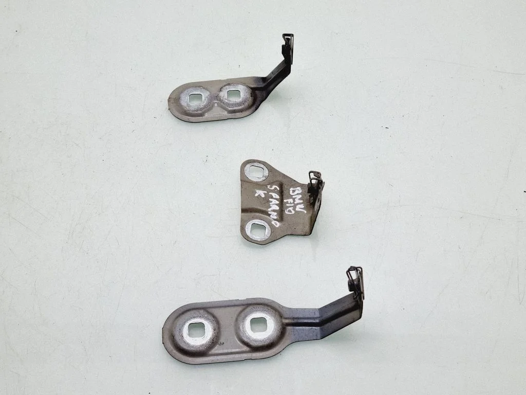 Fender mounting bracket – front left