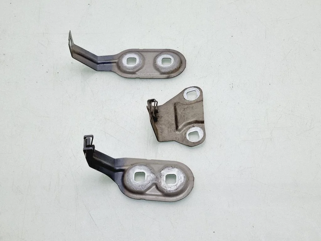 Fender mounting bracket – front right