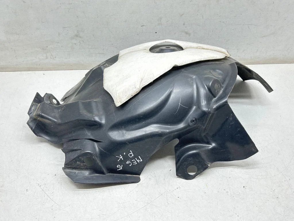 Front wheel arch liner splash guards 638430101R
