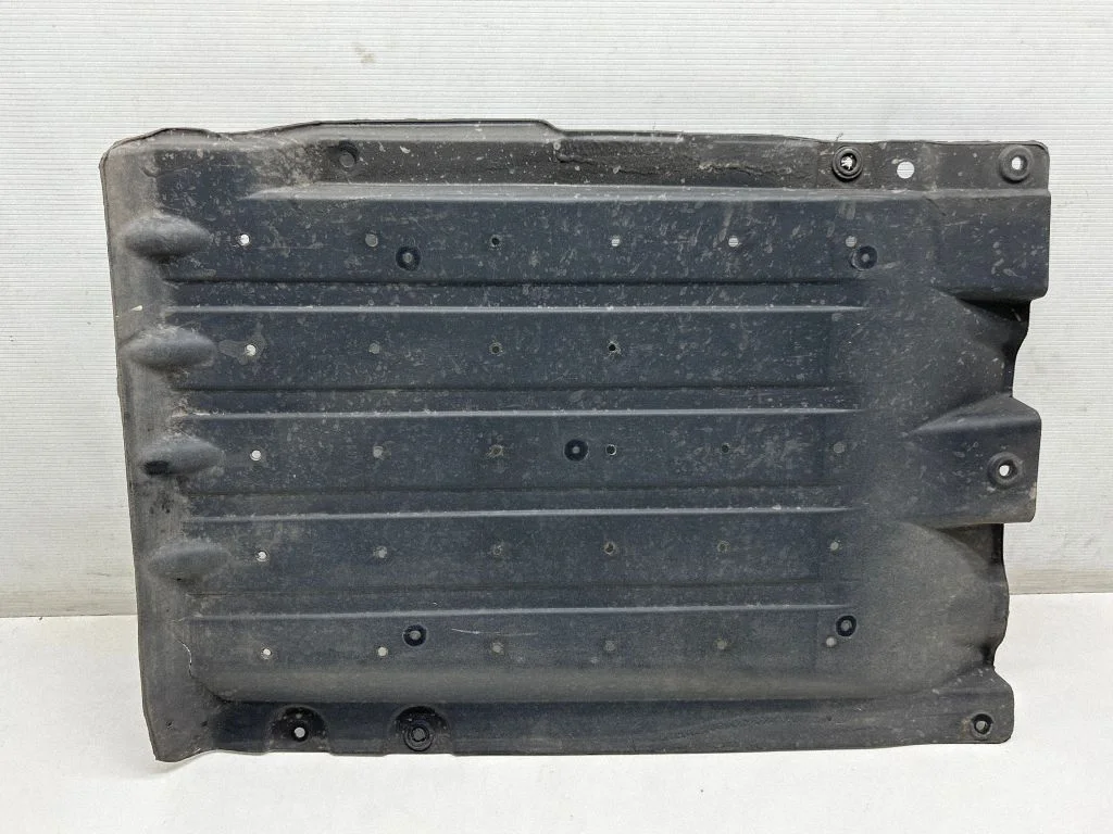 Center/middle under tray cover 84138D7000