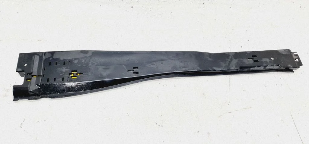 Center/middle under tray cover 31355939