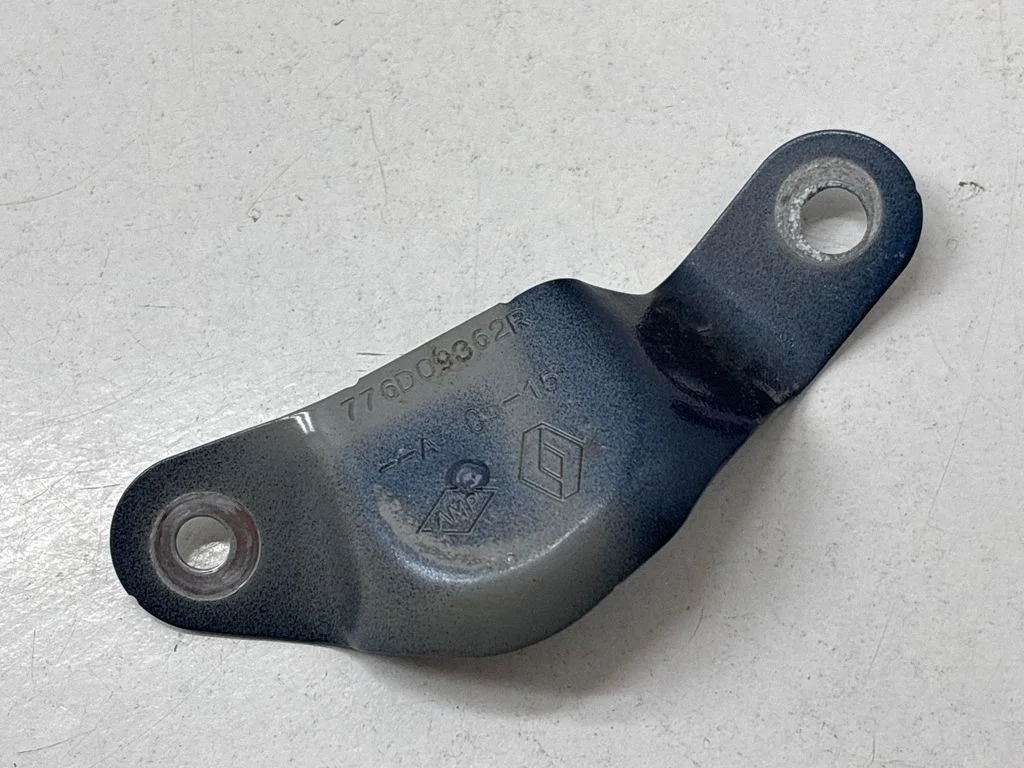 Rear bumper mounting bracket 776D09362R