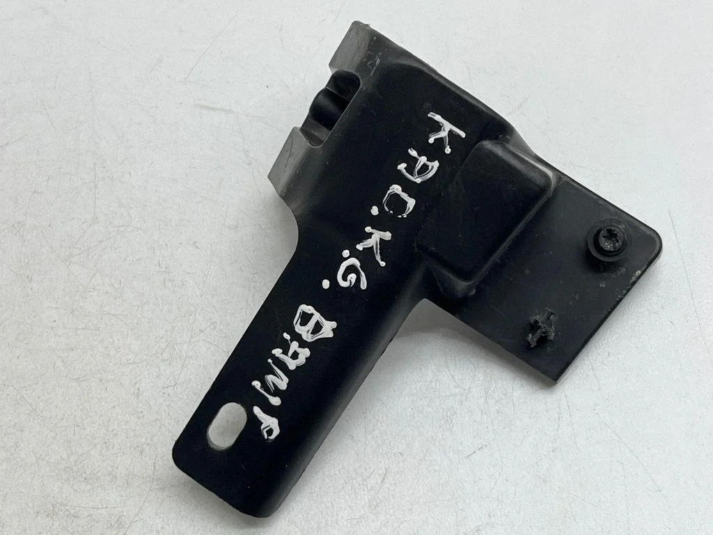 Rear bumper mounting bracket 850412966R