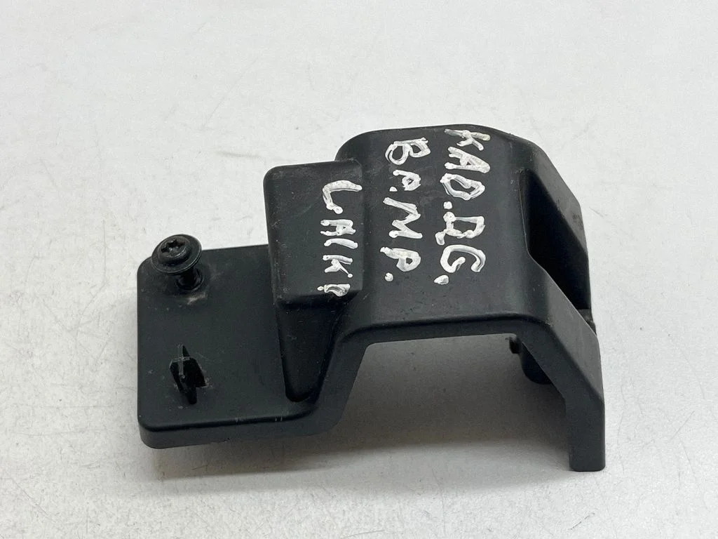 Rear bumper mounting bracket 850423771R