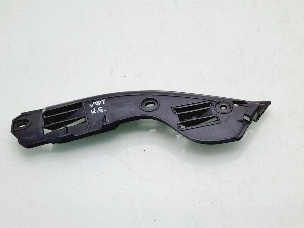 Rear bumper mounting bracket 7L6807393