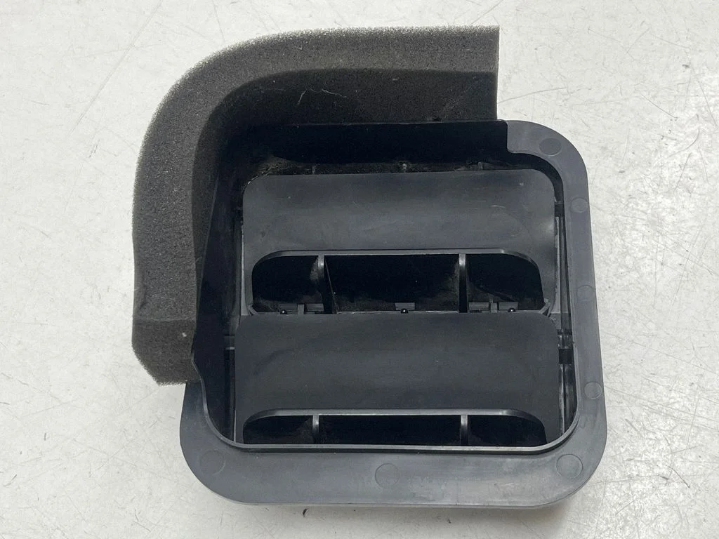 Quarter panel pressure vent 72653AE010