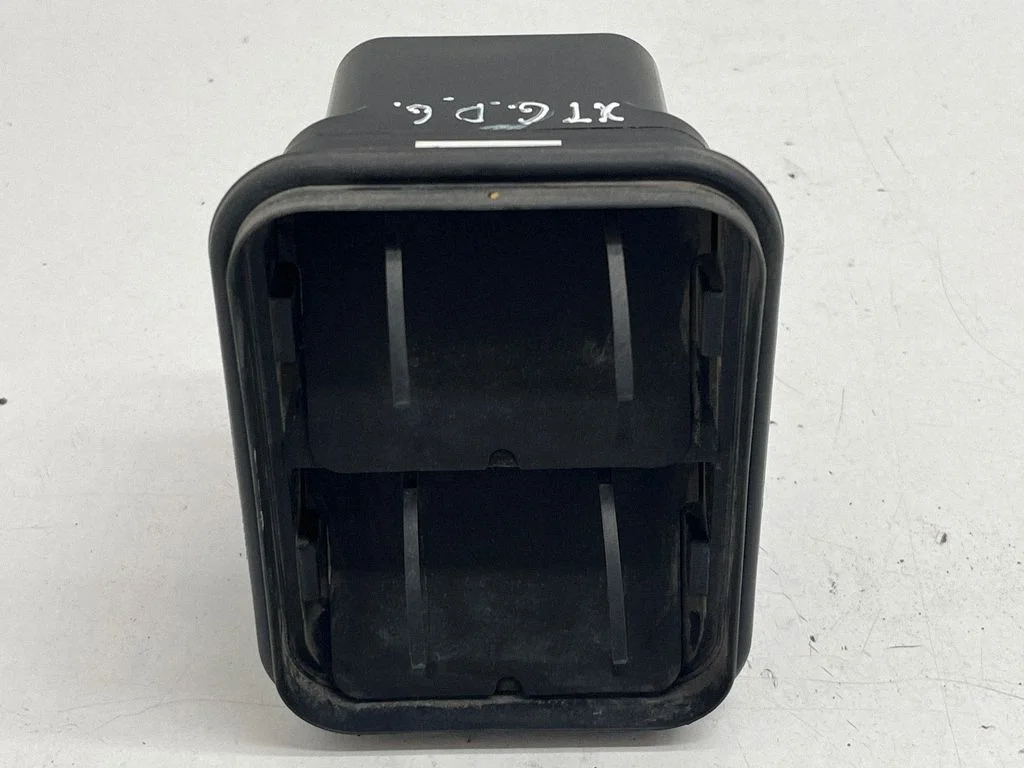 Quarter panel pressure vent 768045HA0A