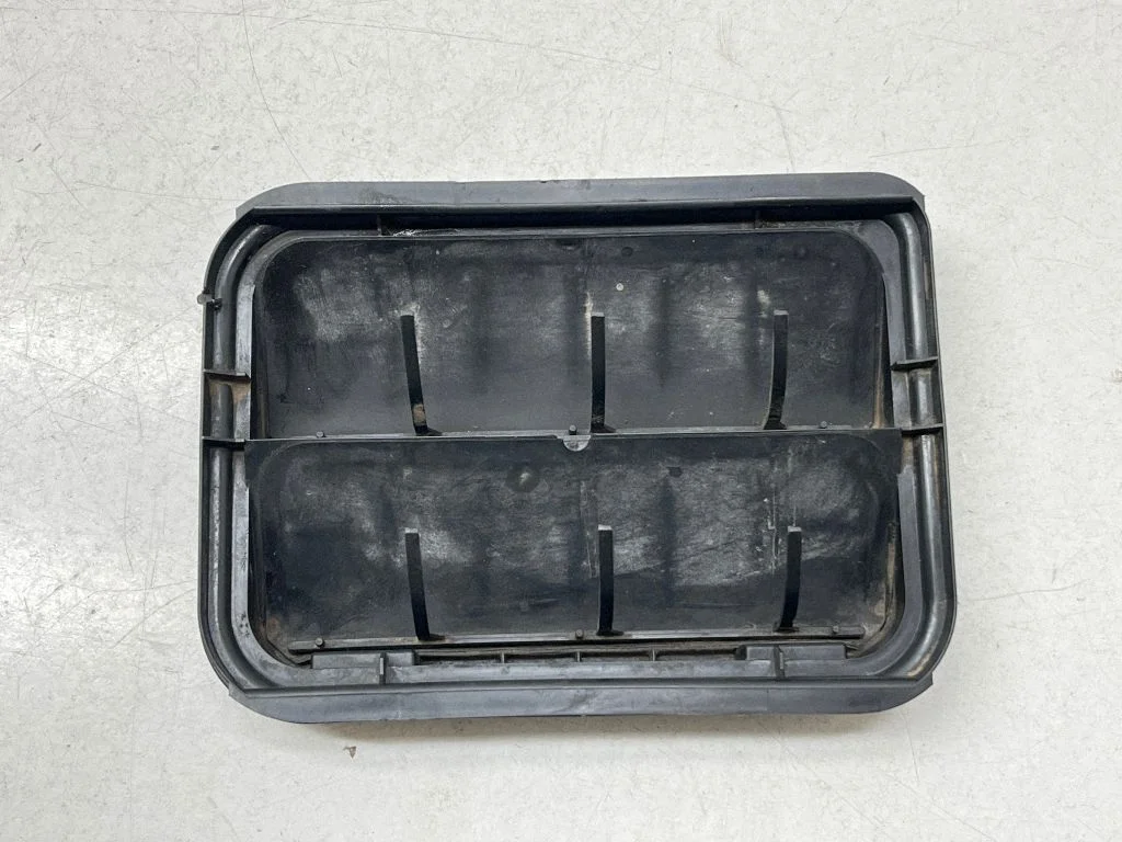 Quarter panel pressure vent 9675506980