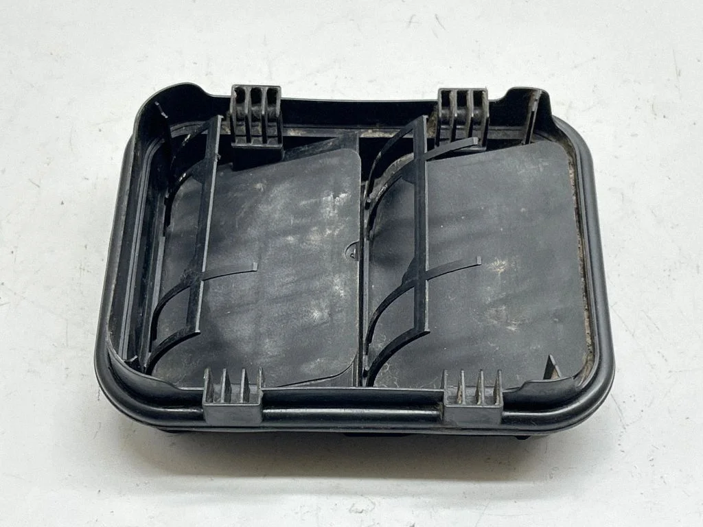Quarter panel pressure vent 93862182