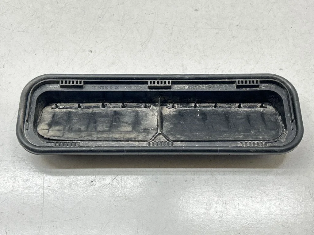 Quarter panel pressure vent 97510D4000