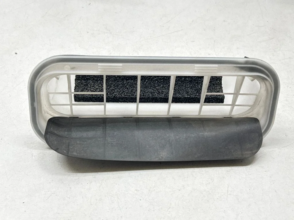 Quarter panel pressure vent 6293960031