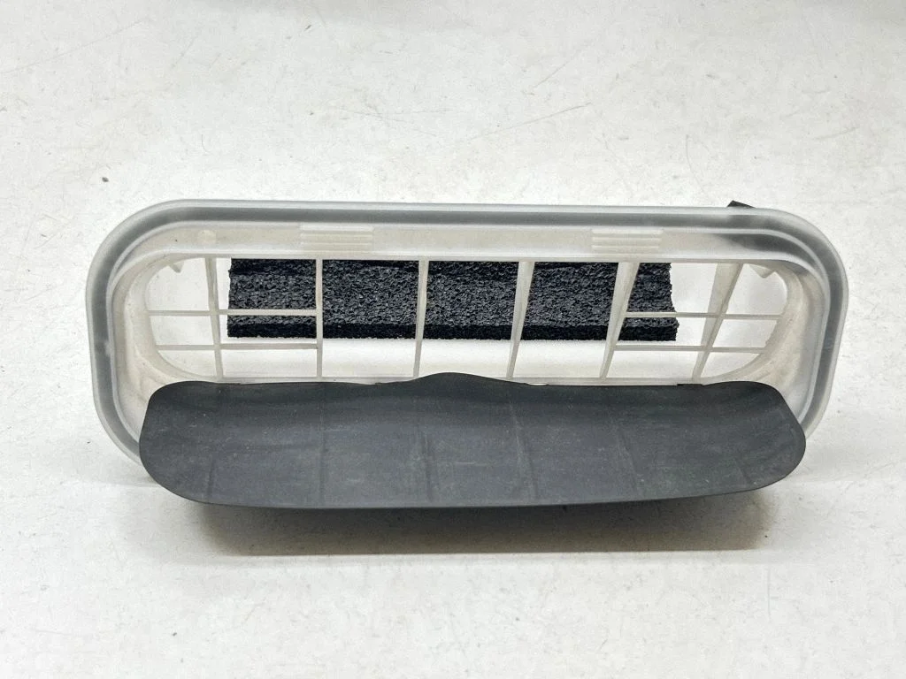 Quarter panel pressure vent 6293960031