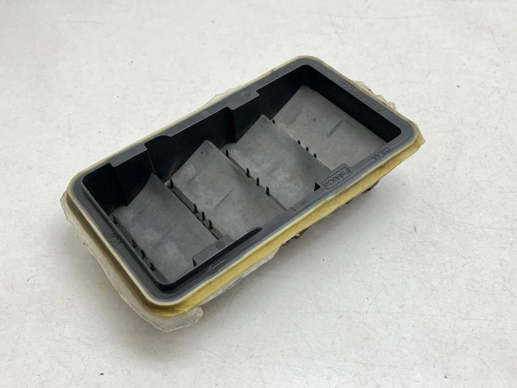 Quarter panel pressure vent 6H5219K502AB